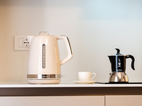 The Coral House Sorrento - kettle and moka