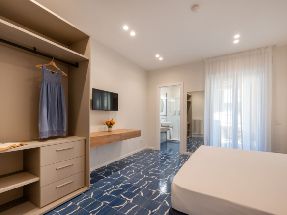 The Coral House Sorrento - master bedroom no.1 king size bed view #1