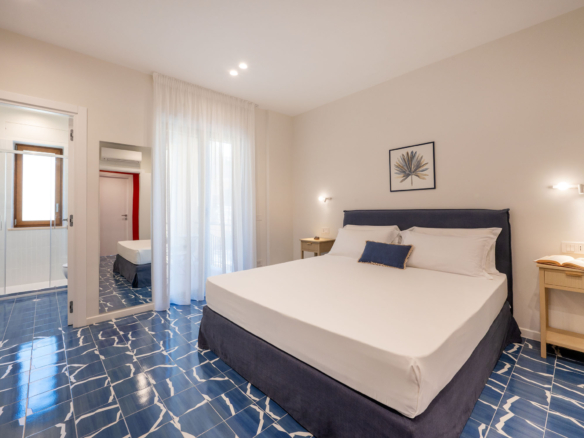 The Coral House Sorrento - master bedroom no.1 king size bed view #2