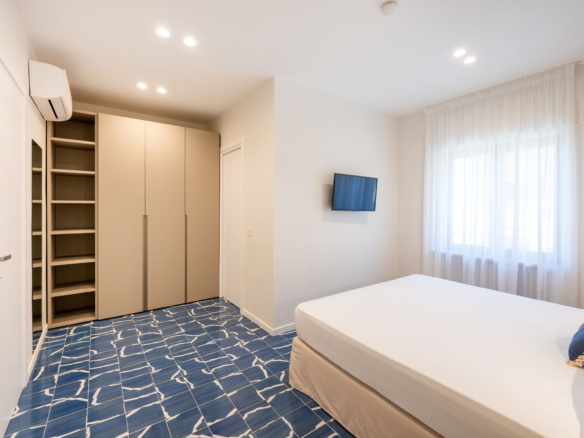 The Coral House Sorrento - master bedroom no.2 king size bed view #2